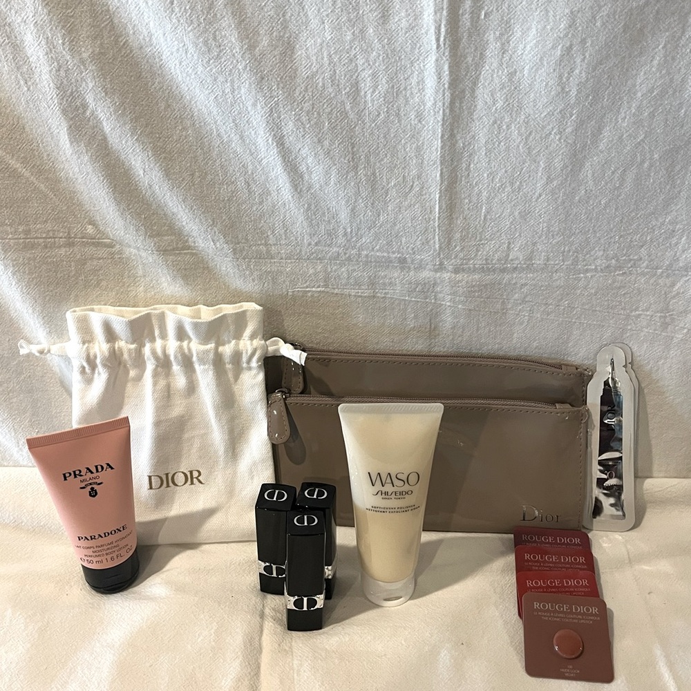 NWT Christian Dior Gigantic Gift Set with Full Size Lipsticks(3) w/ Two Pouches - Picture 2 of 16